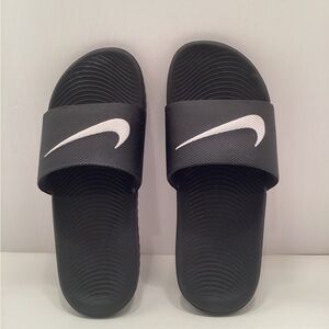 Nike Black and White Kids Slides.  (A9)